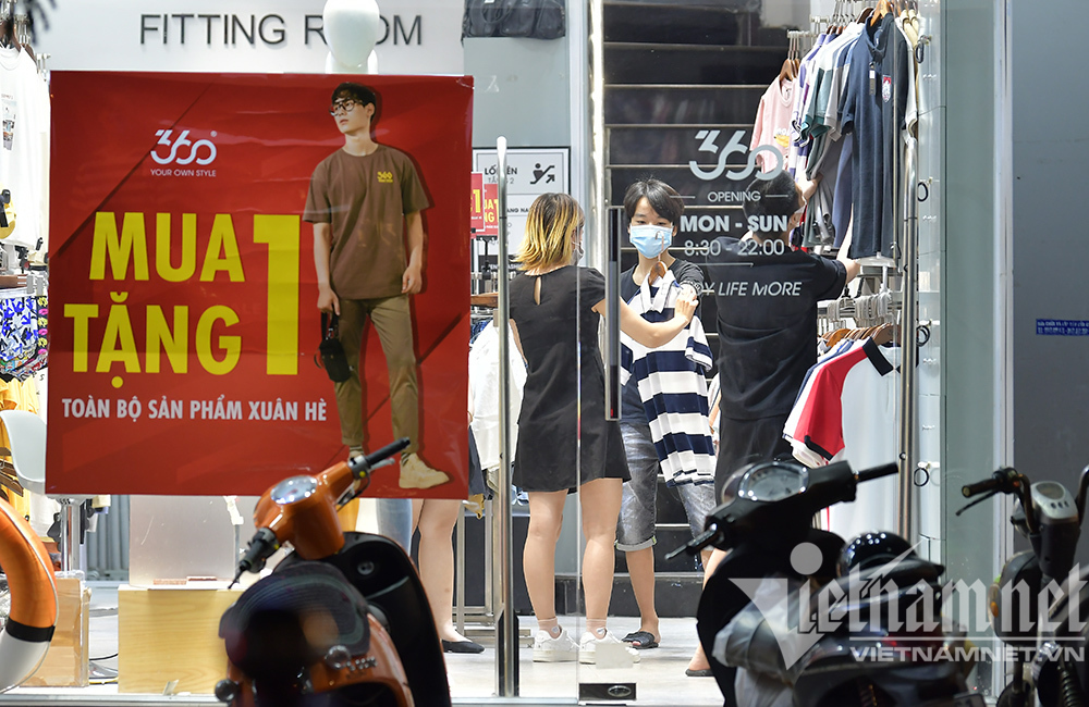 Sáng đèn dọn dẹp xuyên đêm, thời trang Hà thành đón ngày mới hiếm có-2