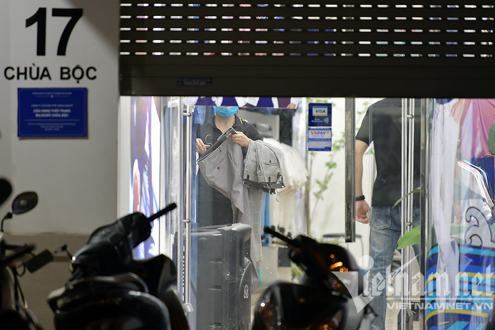 Sáng đèn dọn dẹp xuyên đêm, thời trang Hà thành đón ngày mới hiếm có-3