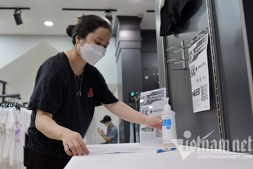 Sáng đèn dọn dẹp xuyên đêm, thời trang Hà thành đón ngày mới hiếm có-4