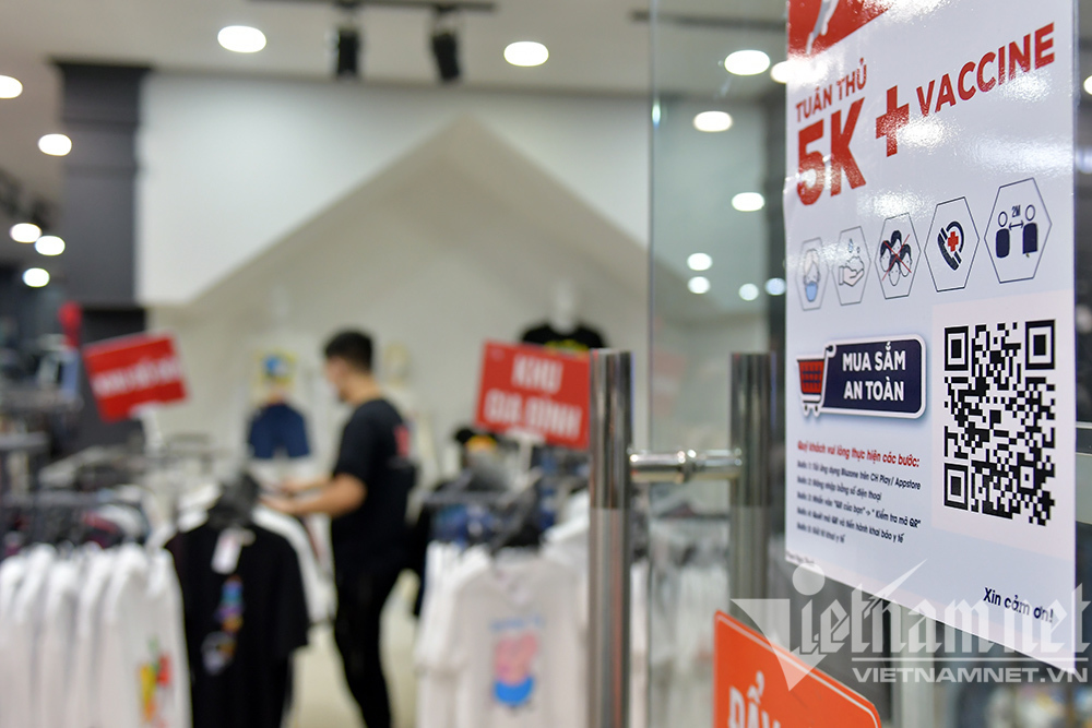 Sáng đèn dọn dẹp xuyên đêm, thời trang Hà thành đón ngày mới hiếm có-5