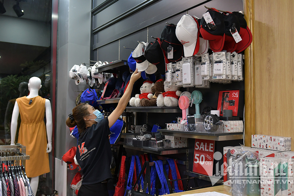 Sáng đèn dọn dẹp xuyên đêm, thời trang Hà thành đón ngày mới hiếm có-7