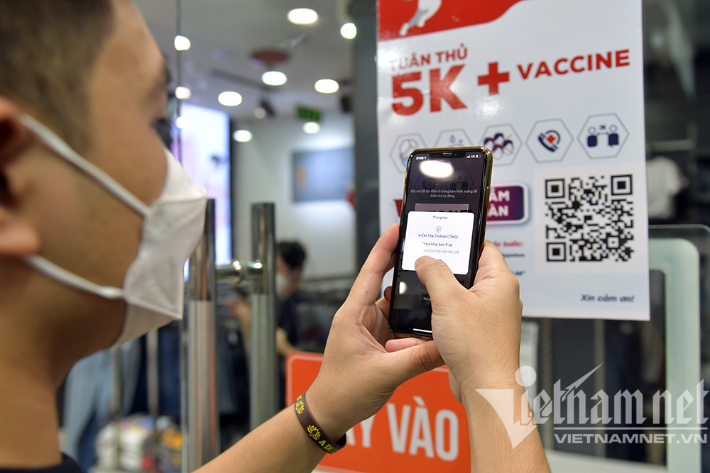 Sáng đèn dọn dẹp xuyên đêm, thời trang Hà thành đón ngày mới hiếm có-12