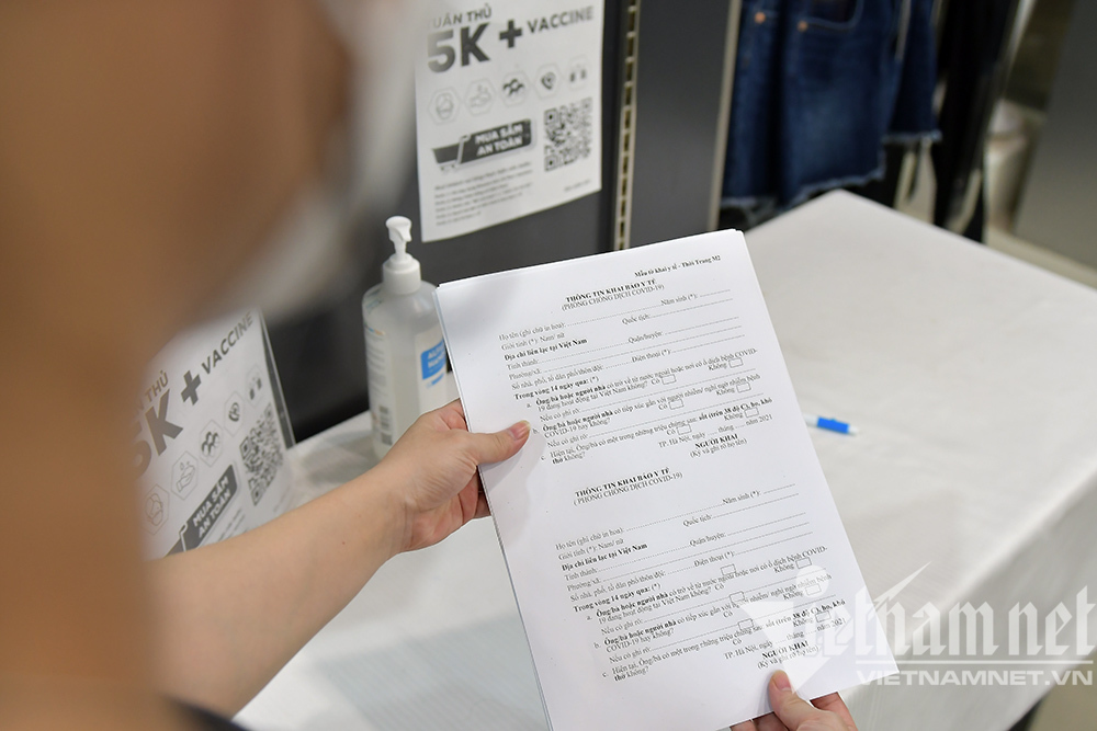 Sáng đèn dọn dẹp xuyên đêm, thời trang Hà thành đón ngày mới hiếm có-13