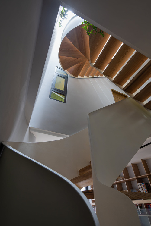 Mê mẩn nhà phố 2,3 tỷ có cầu thang uốn lượn như dải lụa, góc nào cũng giống triển lãm nghệ thuật-5