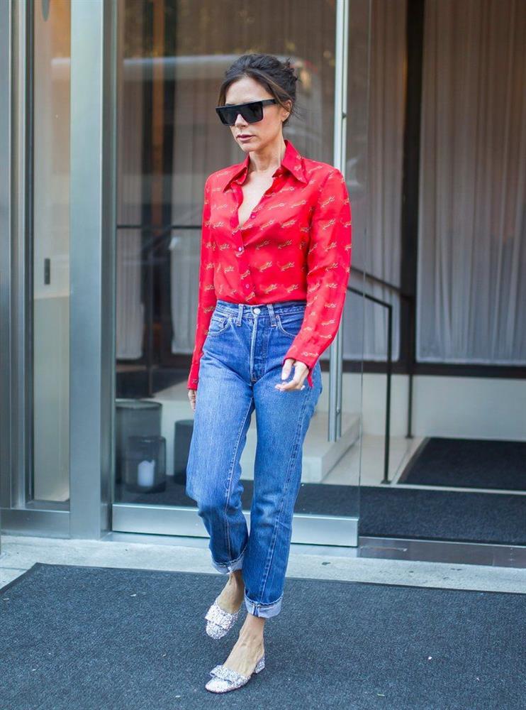 Kiểu quần jeans yêu thích của Victoria Beckham lại khiến cô bị dìm chân ngắn một mẩu, chị em thấy thì đừng mua-1