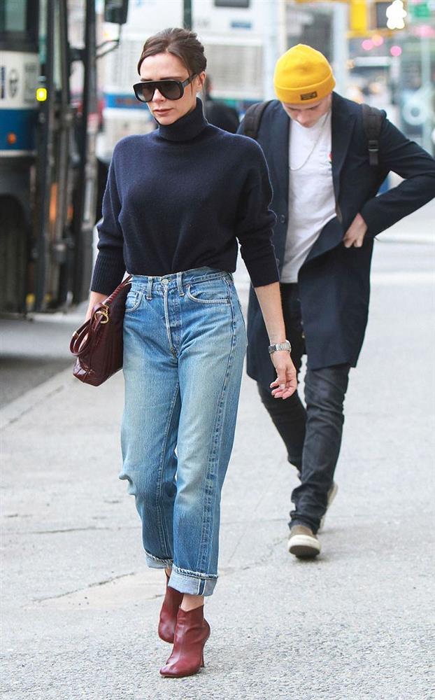 Kiểu quần jeans yêu thích của Victoria Beckham lại khiến cô bị dìm chân ngắn một mẩu, chị em thấy thì đừng mua-2