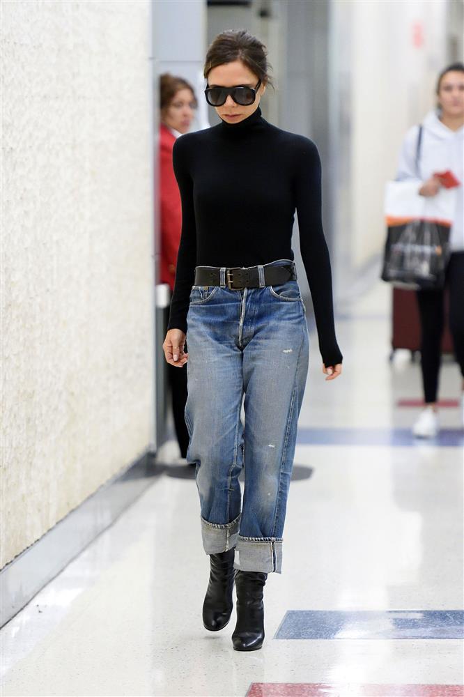 Kiểu quần jeans yêu thích của Victoria Beckham lại khiến cô bị dìm chân ngắn một mẩu, chị em thấy thì đừng mua-3