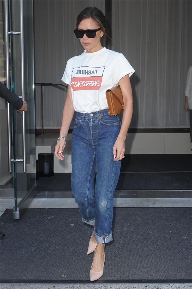 Kiểu quần jeans yêu thích của Victoria Beckham lại khiến cô bị dìm chân ngắn một mẩu, chị em thấy thì đừng mua-6