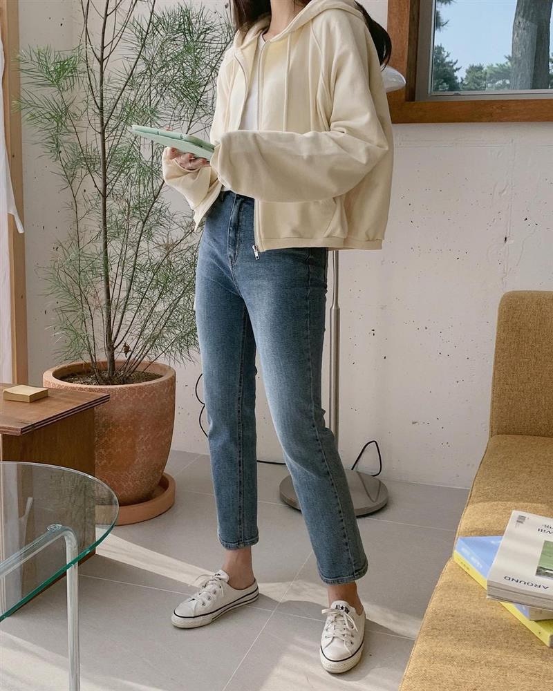 Kiểu quần jeans yêu thích của Victoria Beckham lại khiến cô bị dìm chân ngắn một mẩu, chị em thấy thì đừng mua-7