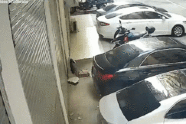 Khoảnh khắc cô gái trẻ rơi từ ban công làm bẹp nóc ô tô vì lý do bất ngờ