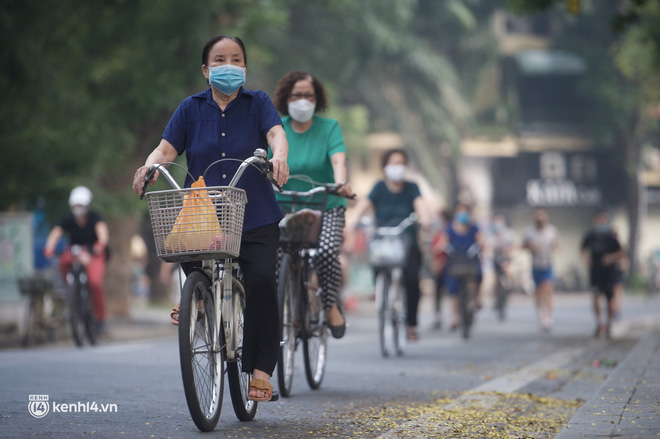 Hồ Gươm ngày trở lại: Trường đua xe đạp rộn ràng, người tập thể dục hân hoan còn giới trẻ í ới nhau chiều lượn một vòng nhé!-5