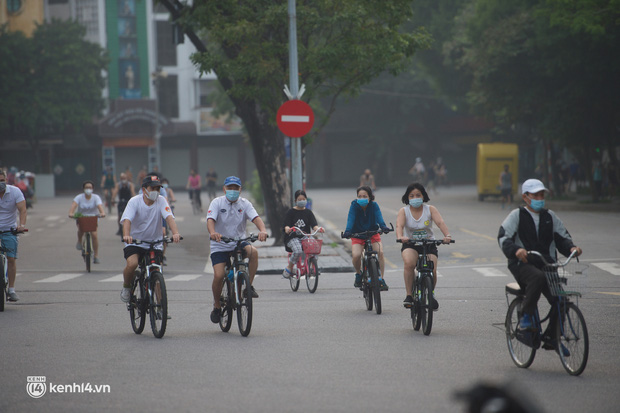 Hồ Gươm ngày trở lại: Trường đua xe đạp rộn ràng, người tập thể dục hân hoan còn giới trẻ í ới nhau chiều lượn một vòng nhé!-6