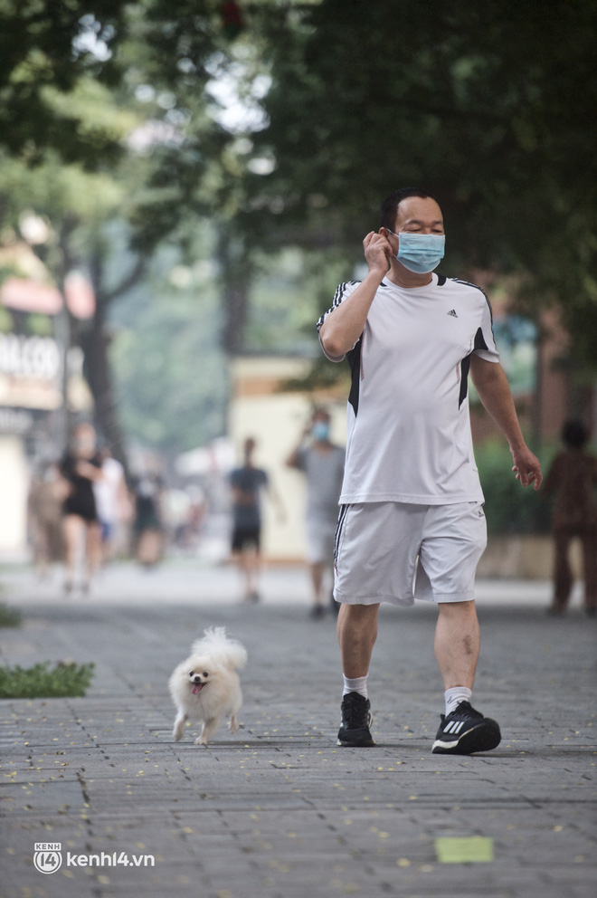 Hồ Gươm ngày trở lại: Trường đua xe đạp rộn ràng, người tập thể dục hân hoan còn giới trẻ í ới nhau chiều lượn một vòng nhé!-8