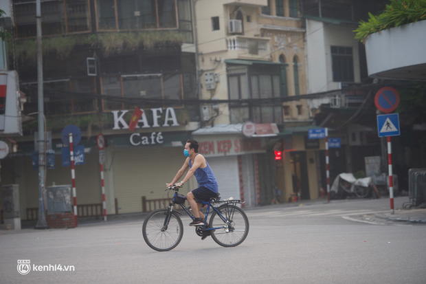 Hồ Gươm ngày trở lại: Trường đua xe đạp rộn ràng, người tập thể dục hân hoan còn giới trẻ í ới nhau chiều lượn một vòng nhé!-15