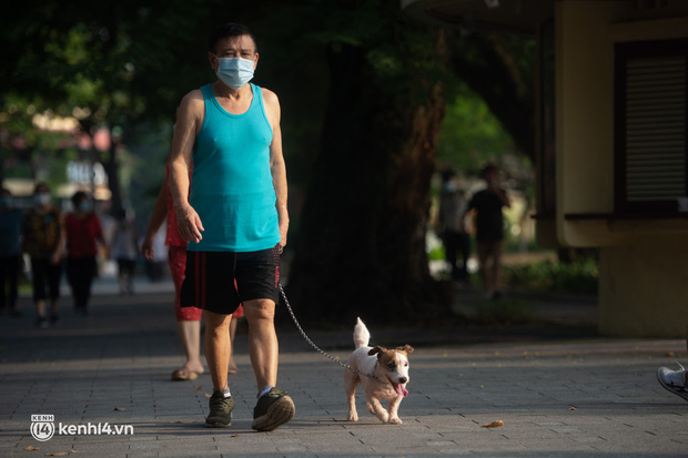 Hồ Gươm ngày trở lại: Trường đua xe đạp rộn ràng, người tập thể dục hân hoan còn giới trẻ í ới nhau chiều lượn một vòng nhé!-17