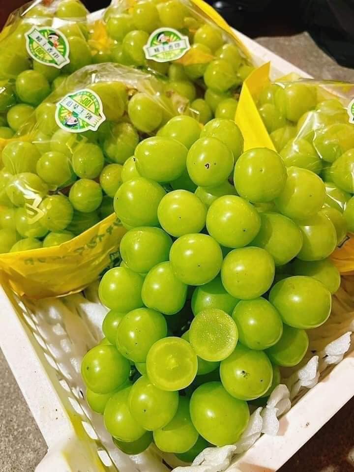 Nho sữa to tròn căng mọng bán trên chợ online tấp nập, giá rẻ hơn nhiều so với năm ngoái chỉ 99 ngàn/kg-8