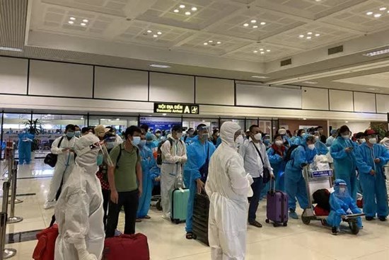 Phát hiện 4 ca dương tính trên chuyến bay đón công dân từ TP HCM về Bắc Giang