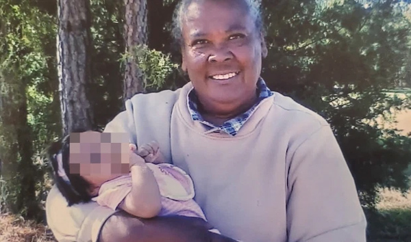 Mở nắp quan tài nhìn mặt mẹ già lần cuối, 2 chị em khóc thét trước cảnh tượng hi hữu không thể tin nổi bên trong-2