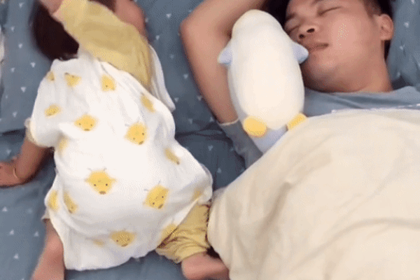Bố ngủ say tít để con gái phải tự làm điều này, các mẹ than thở