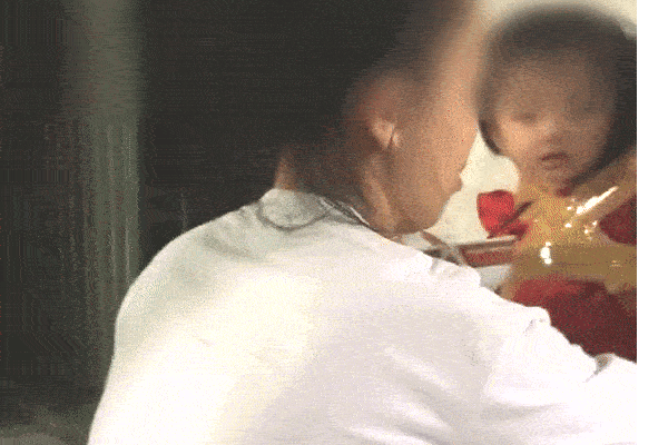 Clip bé gái 18 tháng tuổi bị 