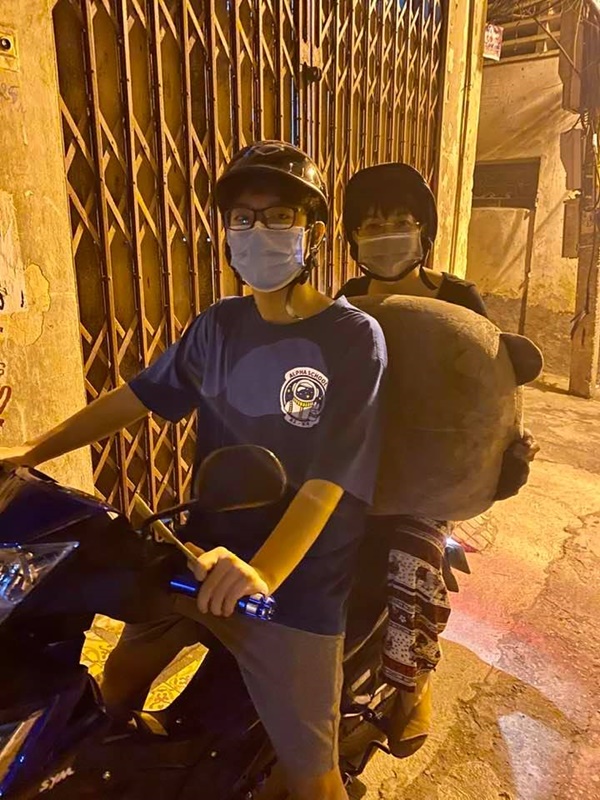 Làm mẹ tâm lý hiếm có như MC Thảo Vân: Làm shipper miễn phí, cùng con trai chở gấu bông đi tặng bạn gái-1