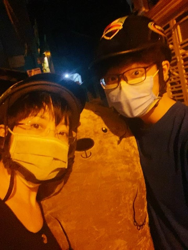 Làm mẹ tâm lý hiếm có như MC Thảo Vân: Làm shipper miễn phí, cùng con trai chở gấu bông đi tặng bạn gái-2