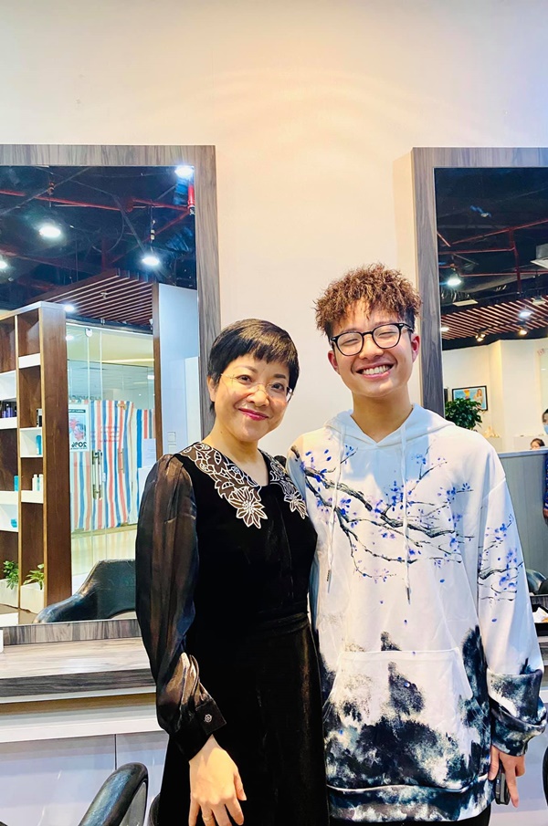 Làm mẹ tâm lý hiếm có như MC Thảo Vân: Làm shipper miễn phí, cùng con trai chở gấu bông đi tặng bạn gái-5