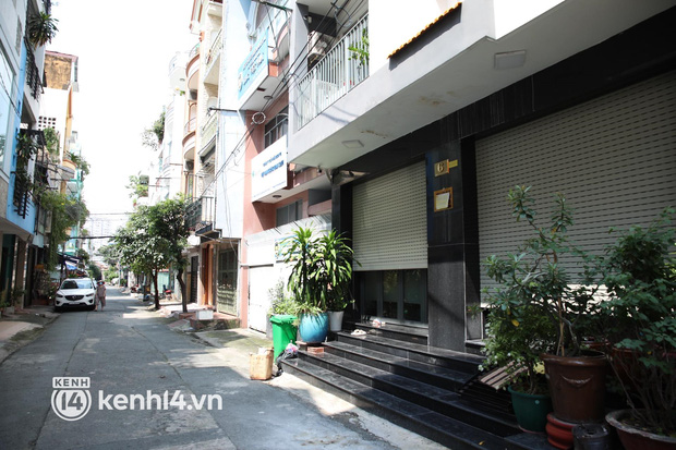 Ngay lúc này tại nhà riêng của Phi Nhung, nhiều người dân không cầm được nước mắt xót xa vì sự ra đi của nữ ca sĩ-1