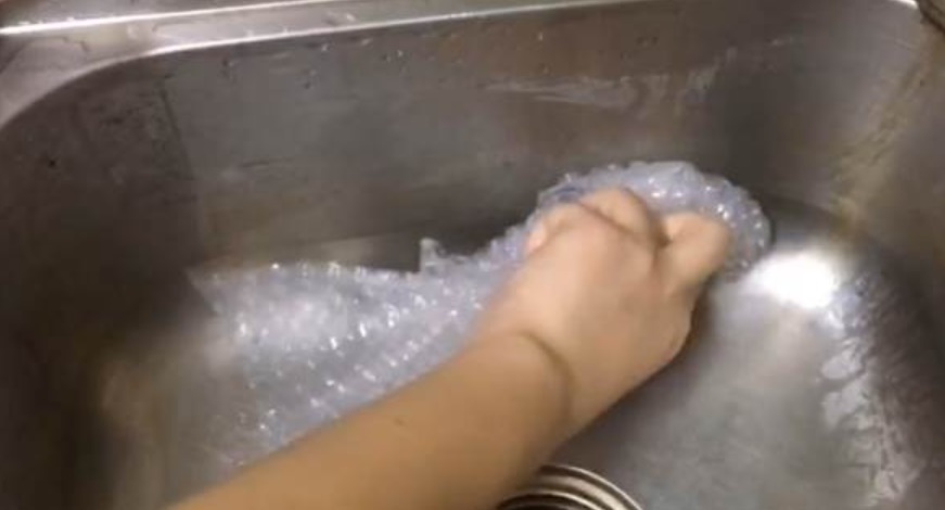 Không nên vứt miếng xốp hơi đi, để trong bếp sử dụng bạn&nbsp;sẽ thấy tác dụng&nbsp;kỳ diệu&nbsp;này-4