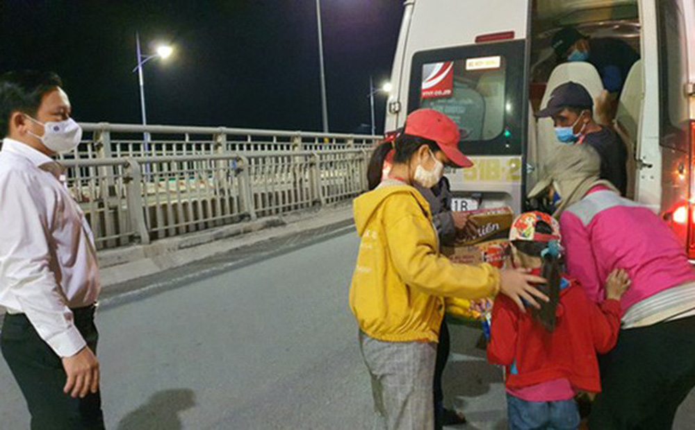 Bố mẹ mang 2 con nhỏ đi bộ 3 ngày đêm tìm đường về quê, ngủ lại trên cầu: Gặp đâu ngủ đó, ai cho gì ăn đó-1