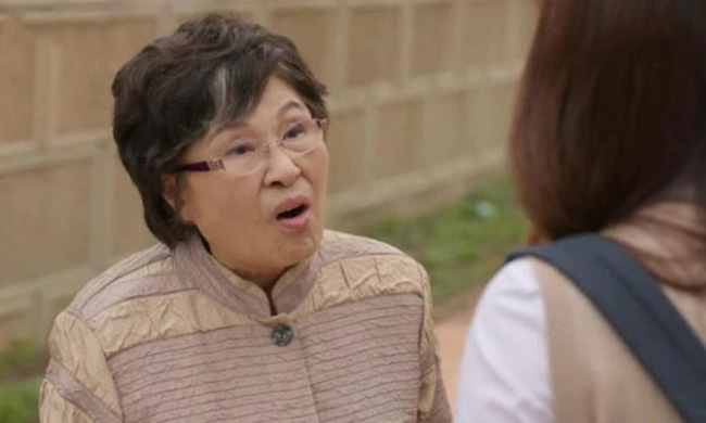 Lên phòng tân hôn thì mẹ chồng chặn lại dúi cho thứ này, vào mở ra cả đêm tôi với chồng bất lực nhìn nhau-2