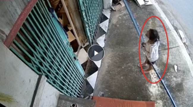 Người phụ nữ tóc tai rối bời gọi cửa nhà dân năn nỉ xin một thứ khiến ai cũng xót xa-1