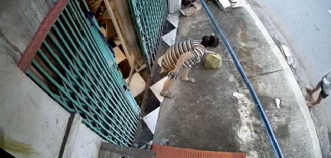 Người phụ nữ tóc tai rối bời gọi cửa nhà dân năn nỉ xin một thứ khiến ai cũng xót xa-2