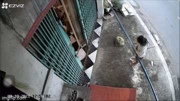 Người phụ nữ tóc tai rối bời gọi cửa nhà dân năn nỉ xin một thứ khiến ai cũng xót xa-3