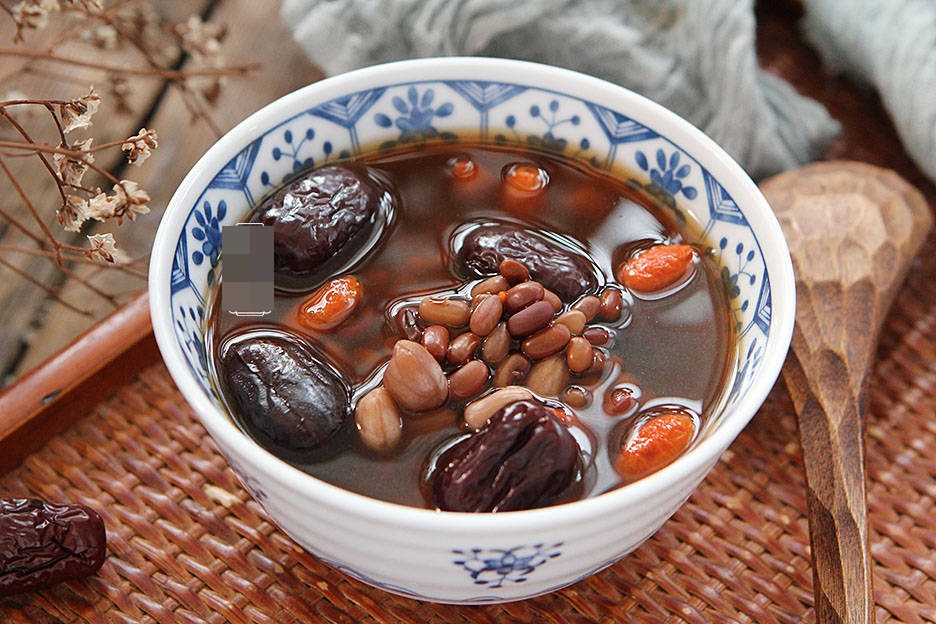 Trời lạnh, phụ nữ thông minh thường uống món canh ngũ sắc đỏ này, vừa dễ hấp thu dinh dưỡng lại phòng thiếu máu, cải thiện lão hóa da hiệu quả-1