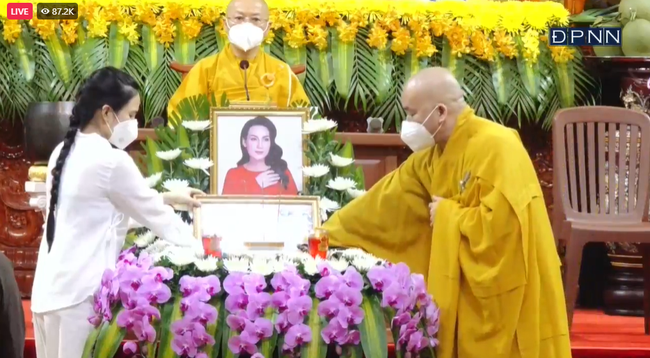 Nghẹn ngào khoảnh khắc con gái nuôi của Phi Nhung thay mẹ nhận điều này trong lễ cầu siêu, sư thầy còn chia sẻ lý do nữ ca sĩ vì sao chưa tiêm vắc xin-3