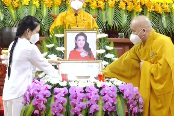 Rơi nước mắt trước chia sẻ mới nhất của con gái ruột Phi Nhung: Mẹ có thể ở với con dù chỉ một chút không-2