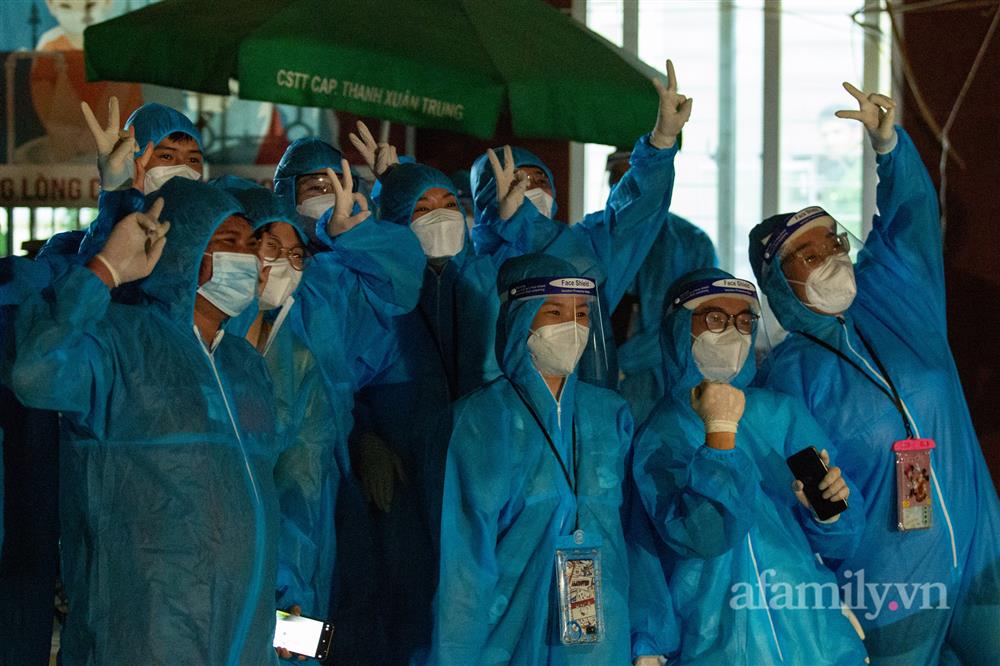 Hà Nội dỡ bỏ phong tỏa ổ dịch Thanh Xuân Trung, đón người dân về nhà sau hơn 1 tháng cách ly y tế-8