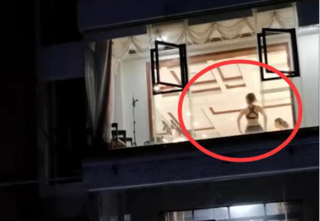 Hai bố con lặng người bên cửa sổ, mẹ nhìn cảnh bên ngoài mà nổi máu nóng bế con đi ngay, phản ứng của đứa trẻ gây cười cực độ-2