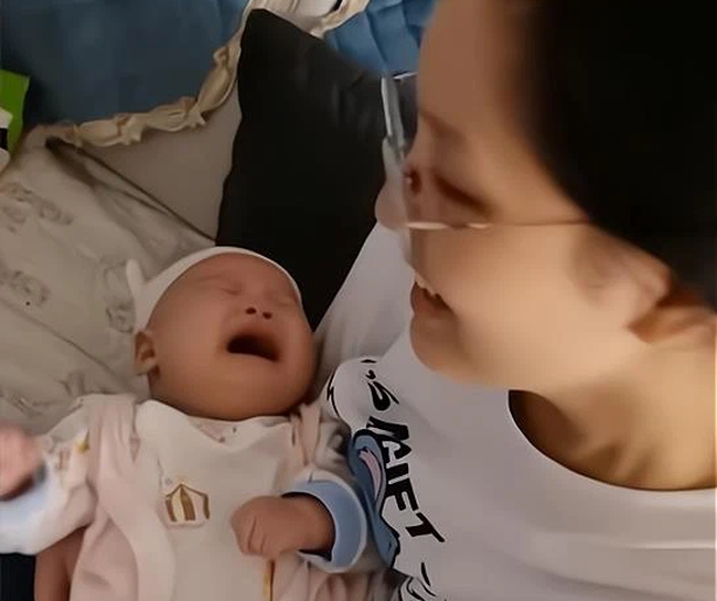 Hai bố con lặng người bên cửa sổ, mẹ nhìn cảnh bên ngoài mà nổi máu nóng bế con đi ngay, phản ứng của đứa trẻ gây cười cực độ-3