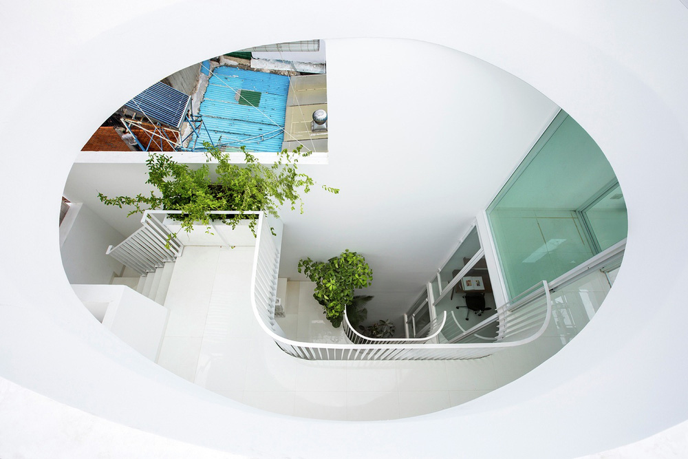 Gia đình trẻ ở Sài Gòn sống trong căn nhà 42m2 có giếng trời chữ D uốn cong cực đã, càng lên cao càng phải trầm trồ-6