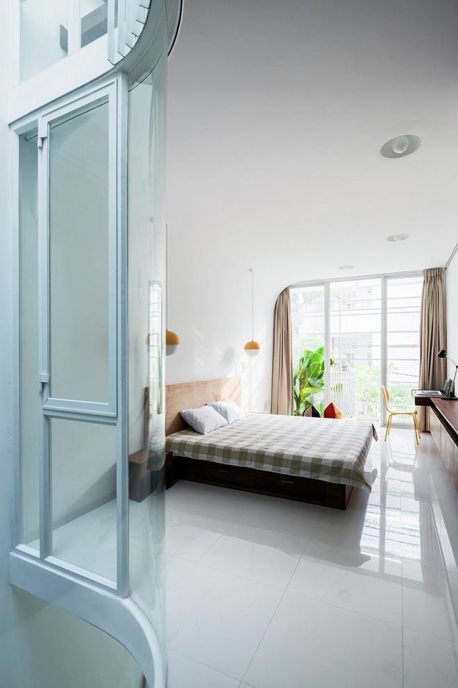 Gia đình trẻ ở Sài Gòn sống trong căn nhà 42m2 có giếng trời chữ D uốn cong cực đã, càng lên cao càng phải trầm trồ-13