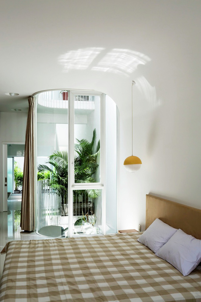 Gia đình trẻ ở Sài Gòn sống trong căn nhà 42m2 có giếng trời chữ D uốn cong cực đã, càng lên cao càng phải trầm trồ-14