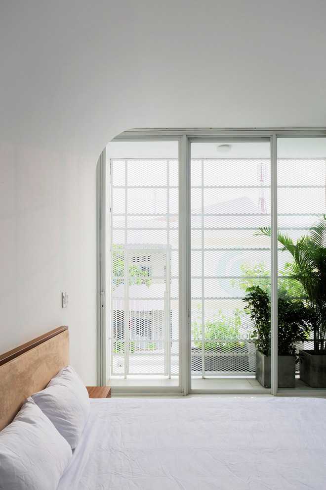 Gia đình trẻ ở Sài Gòn sống trong căn nhà 42m2 có giếng trời chữ D uốn cong cực đã, càng lên cao càng phải trầm trồ-15