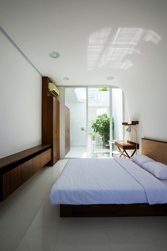 Gia đình trẻ ở Sài Gòn sống trong căn nhà 42m2 có giếng trời chữ D uốn cong cực đã, càng lên cao càng phải trầm trồ-16