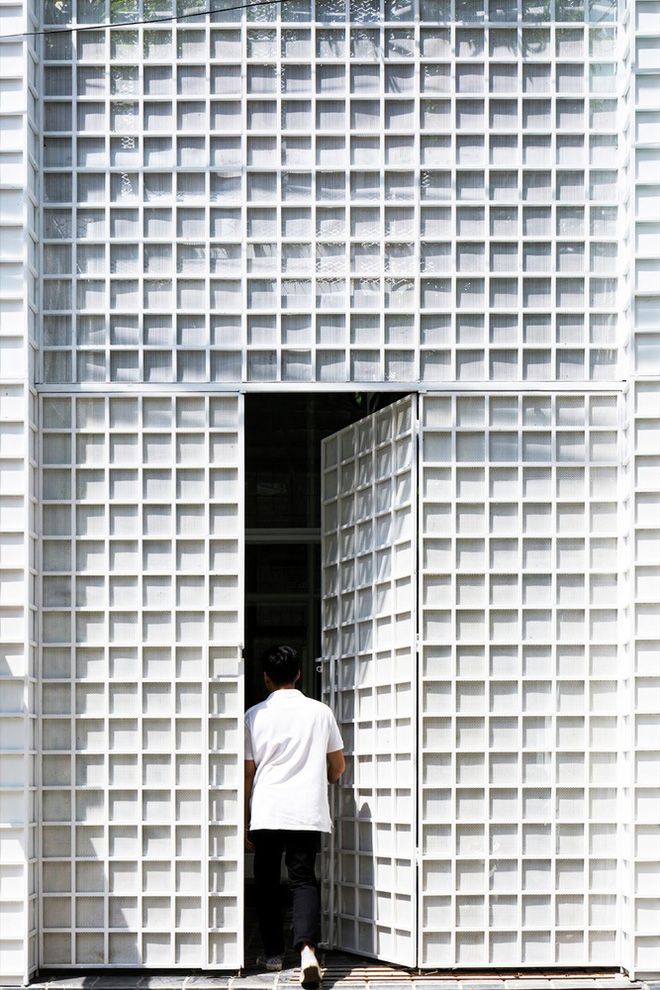 Gia đình trẻ ở Sài Gòn sống trong căn nhà 42m2 có giếng trời chữ D uốn cong cực đã, càng lên cao càng phải trầm trồ-9