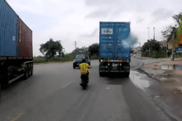 Vượt ẩu sau đuôi xe container, nam thanh niên suýt phải trả giá đắt