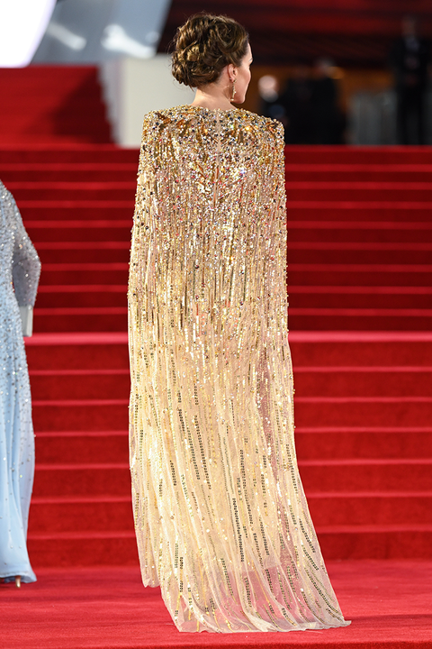 Công nương Kate xúng xính thảm đỏ mà phải tấm tắc: Át cả mẹ chồng, so với ai kia đúng một trời - một vực!-4