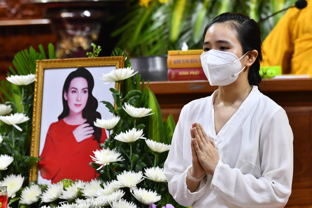 Em trai ruột cố ca sĩ Phi Nhung lập bàn thờ, đội tang chị ở Mỹ, lời tiễn biệt gây xúc động-4