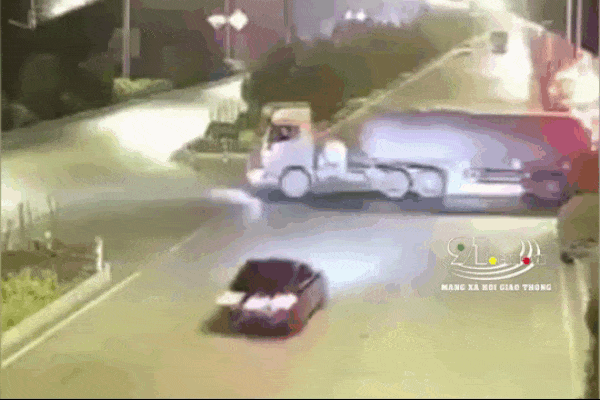 Clip: Ô tô con tông ngang hông xe đầu kéo, dân mạng tranh cãi đúng sai